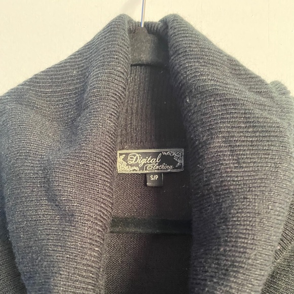 Lady’s top - Picture 3 of 3